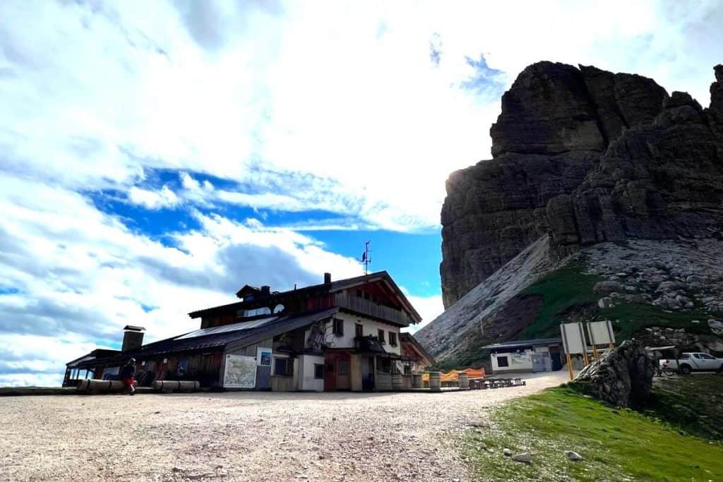 rifugio averau dolomites